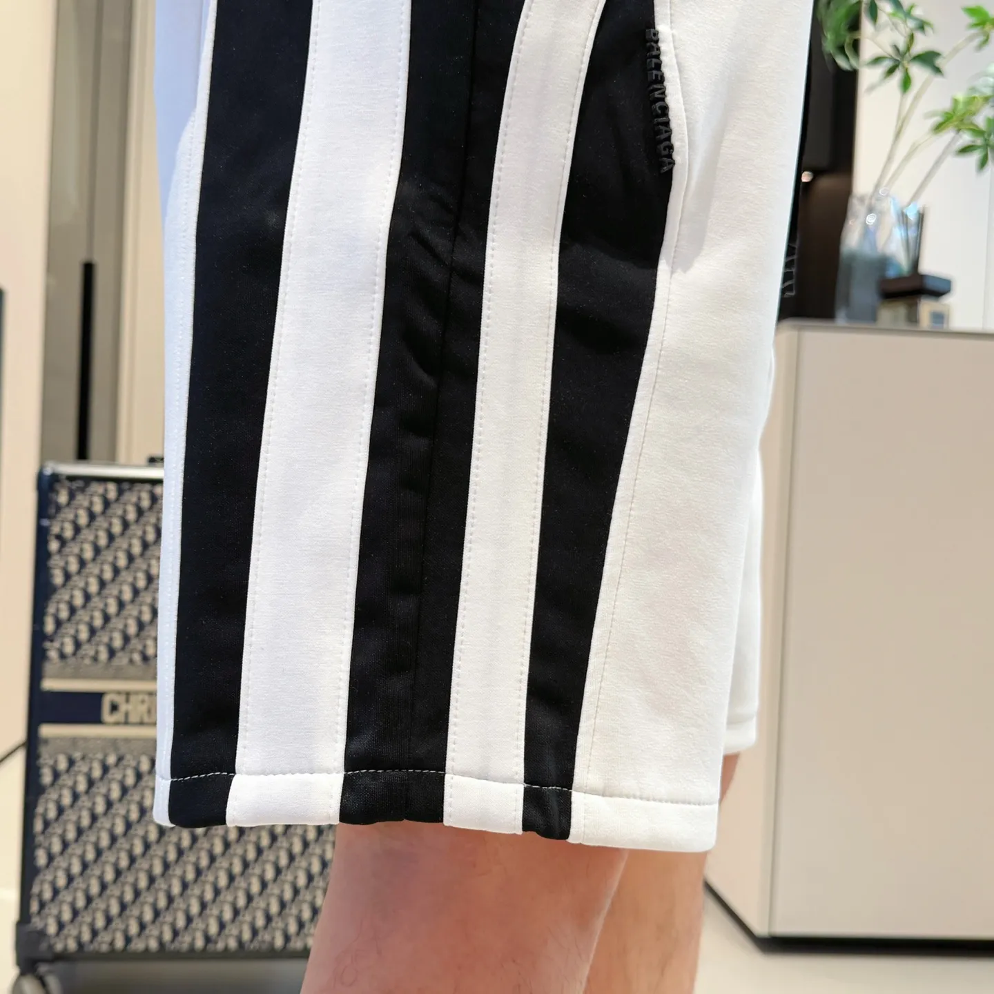 Balenciaga's three-standard complete 2026 summer New Arrival men's casual shorts, advanced custom-made Breathable fabric, Breathable fabric, extremely stretchy and comfortable, impeccable details, top-grade accessories, original logo design concept, delicate and soft feel! The upper body fit is awesome! Size: M-XXXL Please state your height and weight when ordering